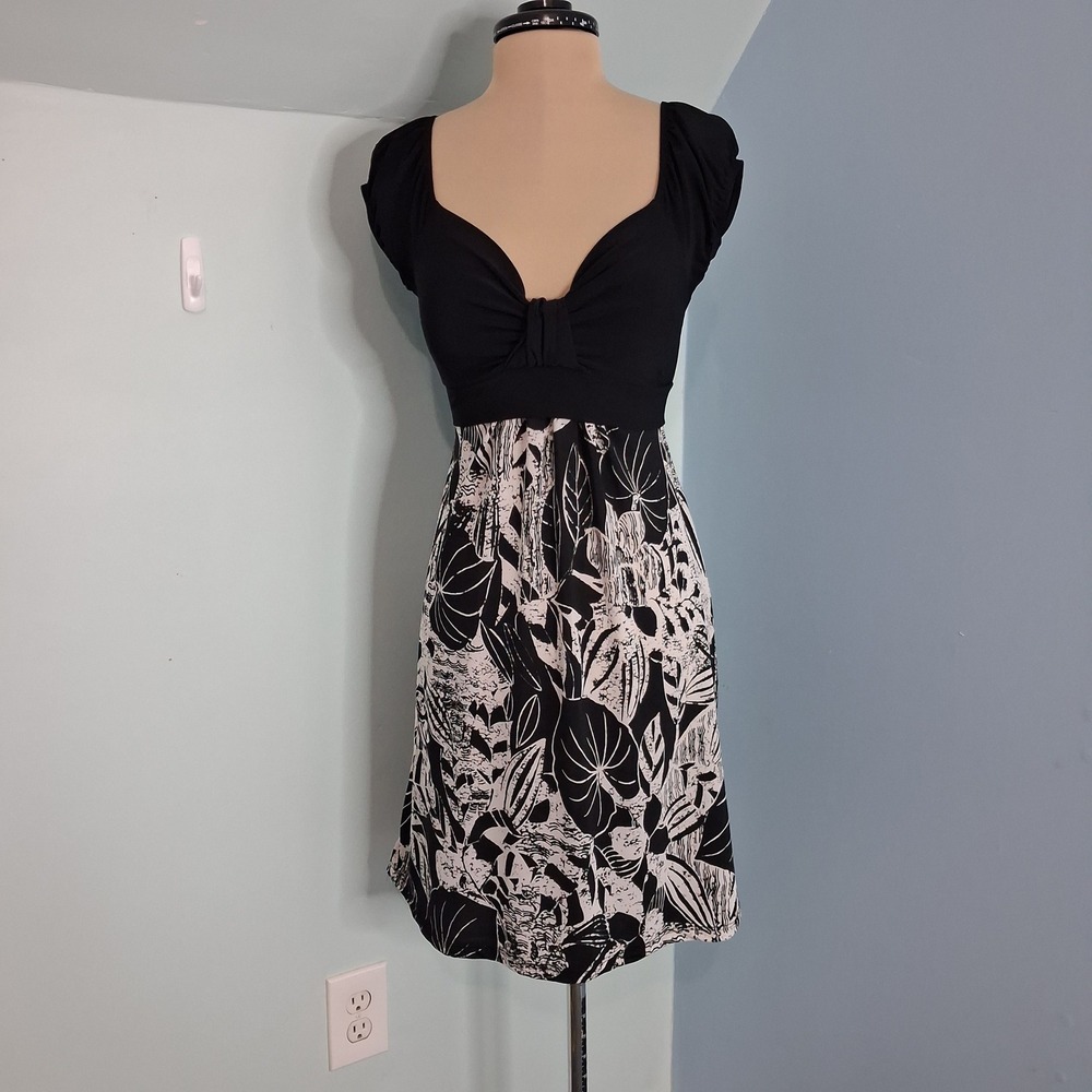 Kiwi Black White Tropical Leaf Empire Waist Tie Back Dress Style‎ Babydoll Small